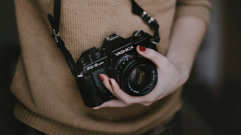 photographe-LE LAVANDOU-min_woman-camera-photography-photographer-slr-dslr-319-pxhere.com